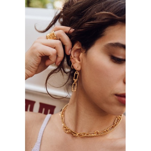 discreet earrings in gold