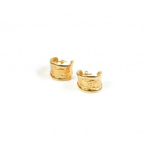 Large hoop earrings in gold